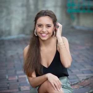 Meet your Posher, Dominique